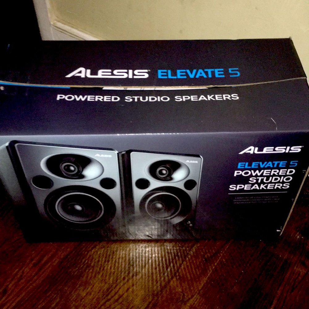 Loud speaker for artists and producers